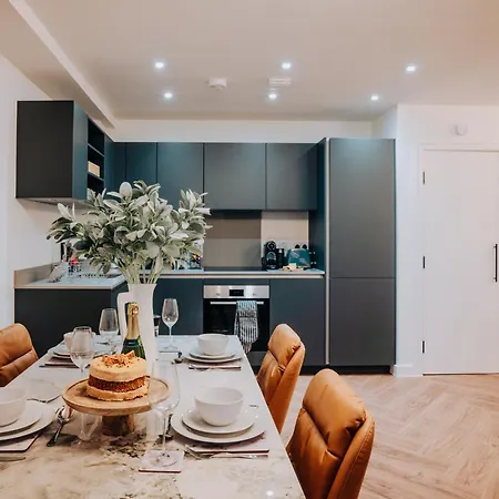 Chic Gem, Fast Wifi, Contractors Family Apartment