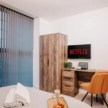 Chic Gem, Fast Wifi, Contractors Family