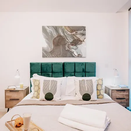 Apartment Chic Gem, Fast Wifi, Contractors Family